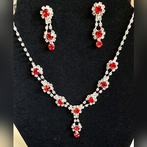 FASHION JEWELRY COLLECTION STUNNING NECKLACE AND EARRINGS SET. NEW WITH TAG.